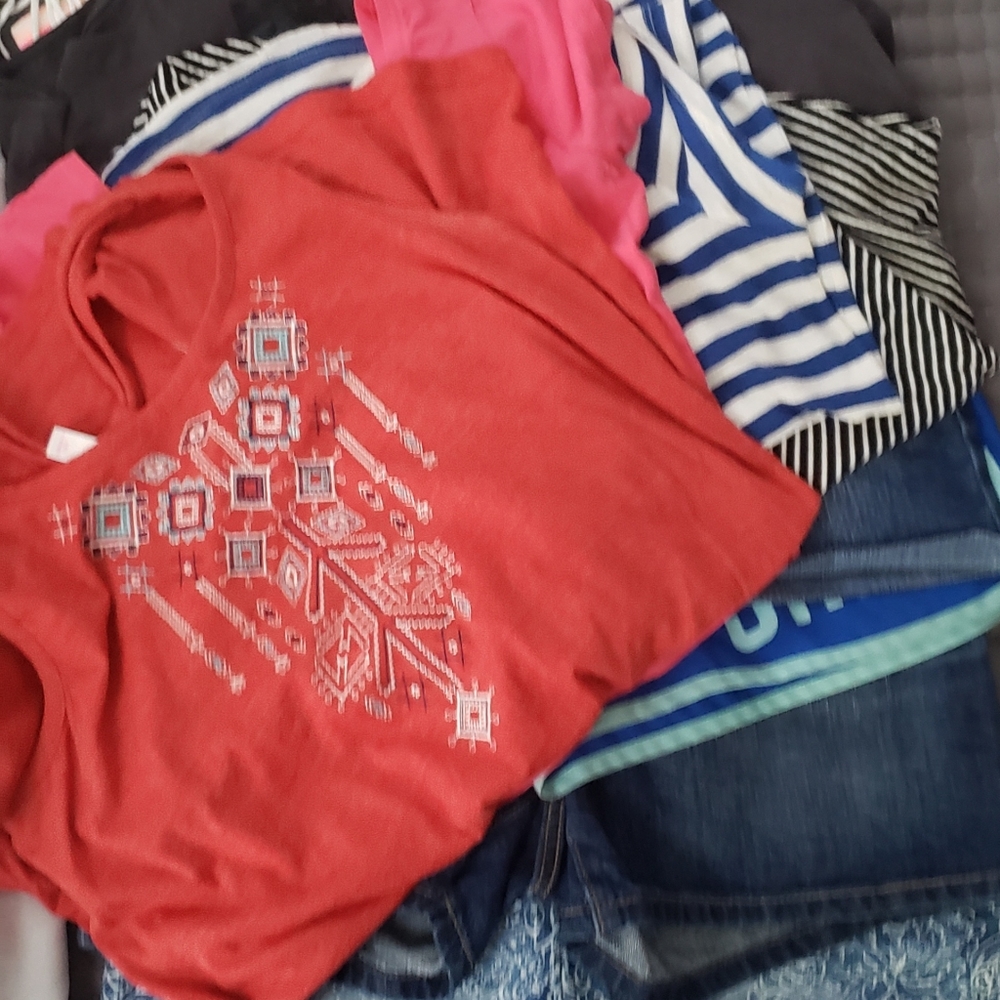 Girl's size 14/16 tops, shorts & a jumper.